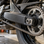 Chaîne de transmission autour de la couronne arrière d’une moto